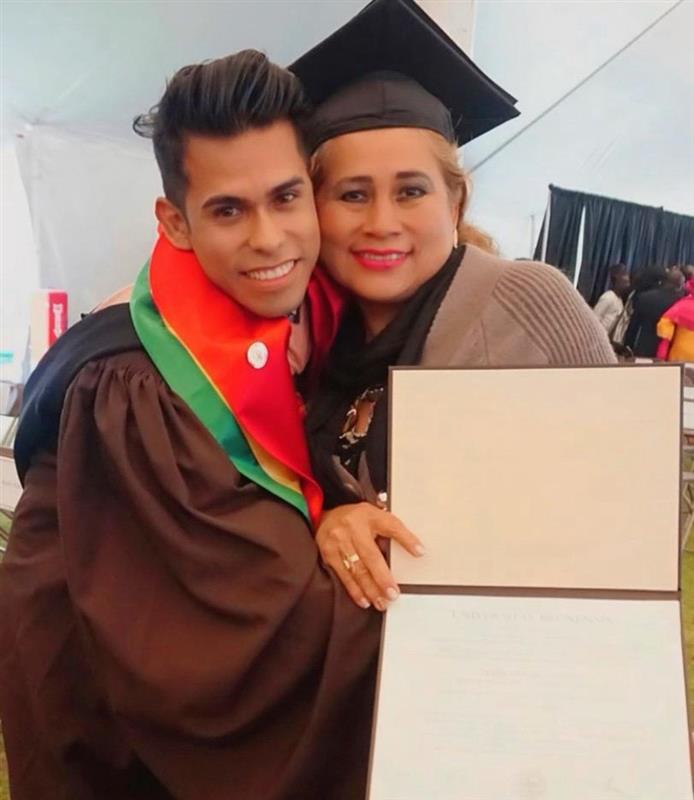 David Liuri con estudiantes